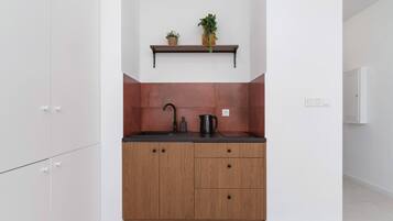 Refrigerador, microondas, parrilla de estufa y utensilios de cocina