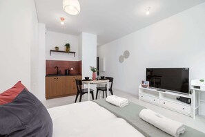 Iron/ironing board, WiFi, bed sheets