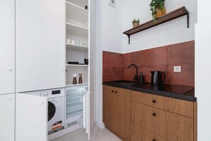 Fridge, microwave, stovetop, cookware/dishes/utensils - Kiełkowskiego 10 | Stylish Studio | Terrace (Kraków)