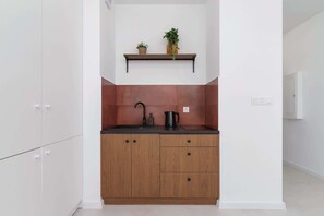 Fridge, microwave, stovetop, cookware/dishes/utensils - Kiełkowskiego 10 | Stylish Studio | Terrace (Kraków)