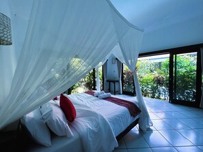 خزنة داخل الغرفة وبديكورات فريدة لكل غرفة وطراز فريد لكل وحدة ومكتب