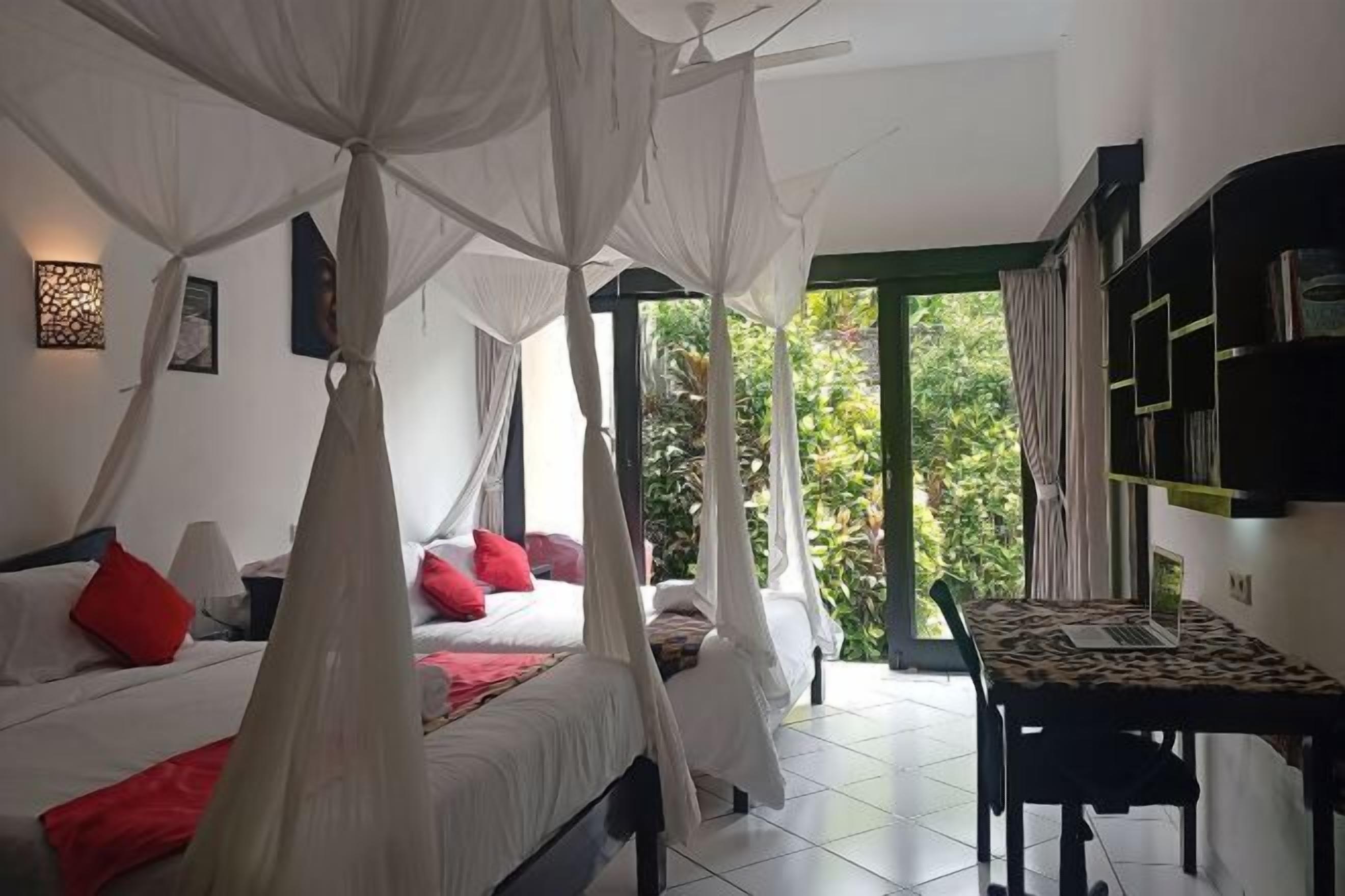 Caja fuerte, decoración individual, mobiliario individual y escritorio