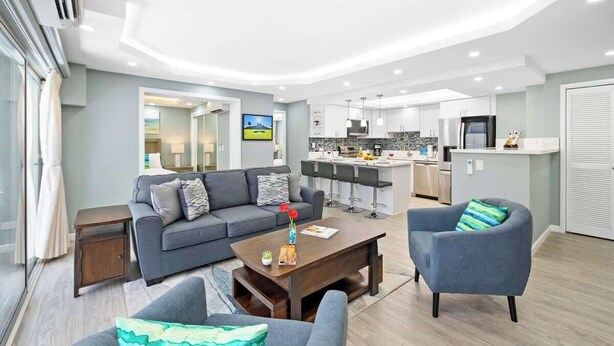 Un apartamento moderno con sala de estar, cocina y comedor.