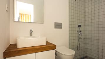 Standard-bungalow | Kylpyhuone | Suihku, sadesuihkupää, ilmaiset hygieniatuotteet, hiustenkuivaaja
