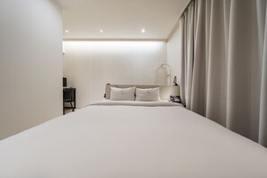 Habitación básica doble | Ropa de cama de alta calidad, colchones viscoelásticos, escritorio