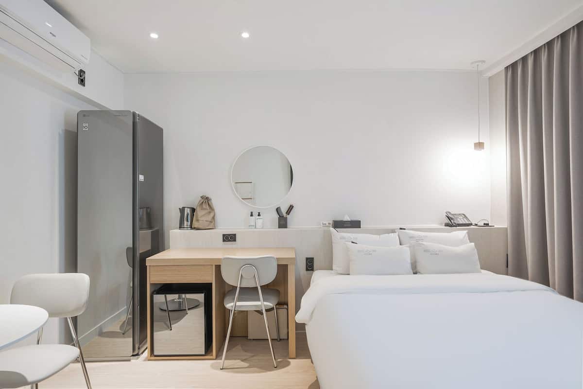 Comfort tweepersoonskamer | Luxe beddengoed, bedden met traagschuimmatras, een bureau