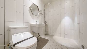 Basic-Doppelzimmer | Badezimmer | Haartrockner, Bademäntel, Bidet, Handtücher