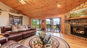 Smart TV, fireplace, DVD player - On Mountain Time -Secluded 2BR, 2BA Log Cabin, HT (Waynesville)