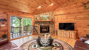 スマートテレビ、暖炉、DVD プレーヤー