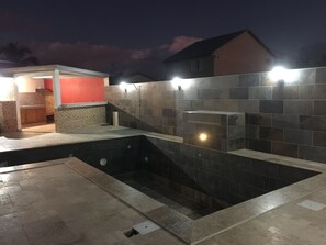 المنطقة المحيطة بالمنشأة