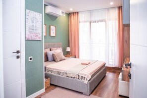 2 bedrooms, desk, iron/ironing board, travel crib - With modern amenities, plenty of space, panoramic window. Pet friendly. (Yerevan)