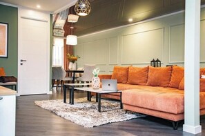 Smart TV, books, printers - With modern amenities, plenty of space, panoramic window. Pet friendly. (Yerevan)