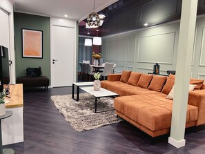 Smart TV, books, printers - With modern amenities, plenty of space, panoramic window. Pet friendly. (Yerevan)