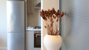 A white vase with dried plants on a kitchen counter. - Kaktus Suites Hotel (Kas)