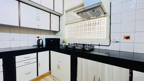 Kühlschrank, Mikrowelle, Herdplatte, Kochgeschirr/Geschirr/Besteck