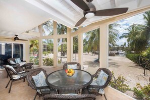 Outdoor dining - Deja Blu: Waterfront Home on Bio Bay w/ Free Kayaks & 2 Bikes + Shared Pool (Cayman Kai)