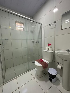 Apto Triplo | Bathroom | Shower, towels, soap, shampoo - Pousada do Trinta (Fernando de Noronha)