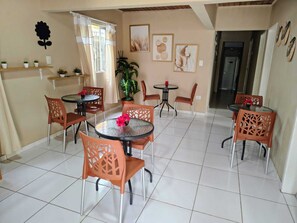 Desayuno continental gratuito y diario