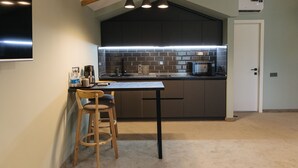 Appartement, 1 chambre | Cuisine privée | Mini-réfrigérateur, four à micro-ondes, bouilloire électrique