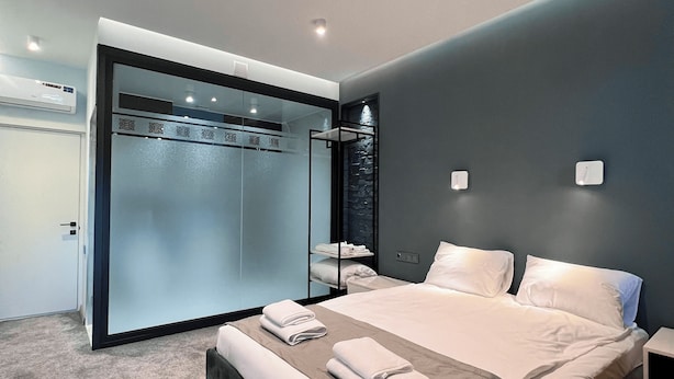 Chambre Standard double | Minibar, coffre-fort, accès au Wi-Fi (inclus), literie fournie