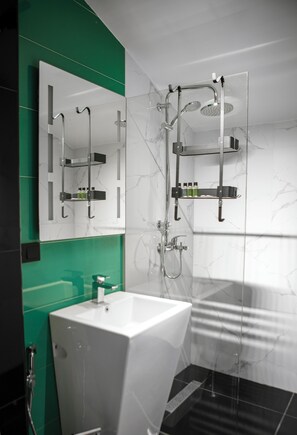 Een douche, gratis toiletartikelen, een haardroger, badjassen