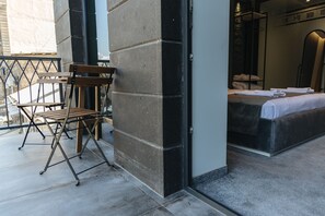 双人房, 阳台 | 迷你吧、客房内保险箱、免费 WiFi、床单