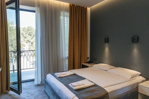 Double Room, Balcony | Bar mini, peti besi dalam bilik, Wi-fi percuma, cadar katil 