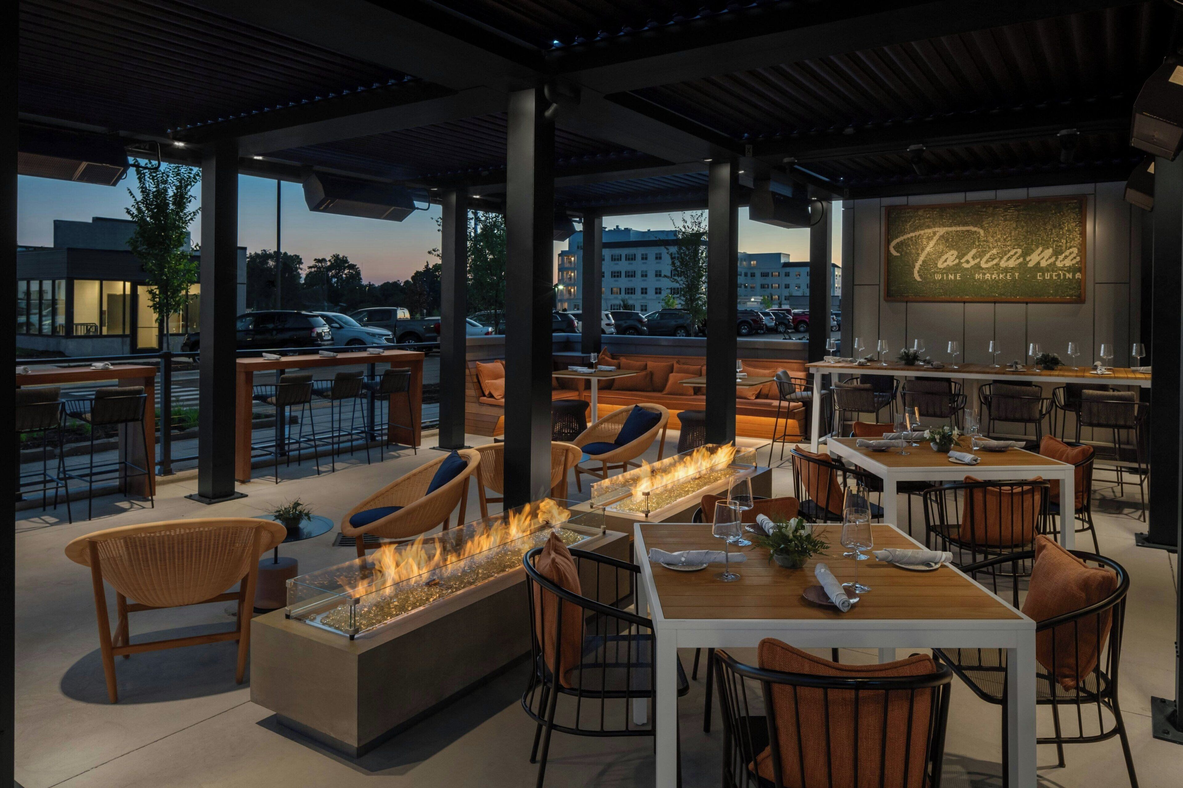 2 restaurants, breakfast, dinner served; American cuisine 