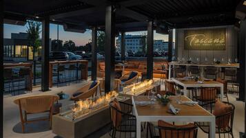 2 restaurants, breakfast, dinner served; American cuisine