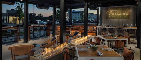 2 restaurants, breakfast, dinner served; American cuisine