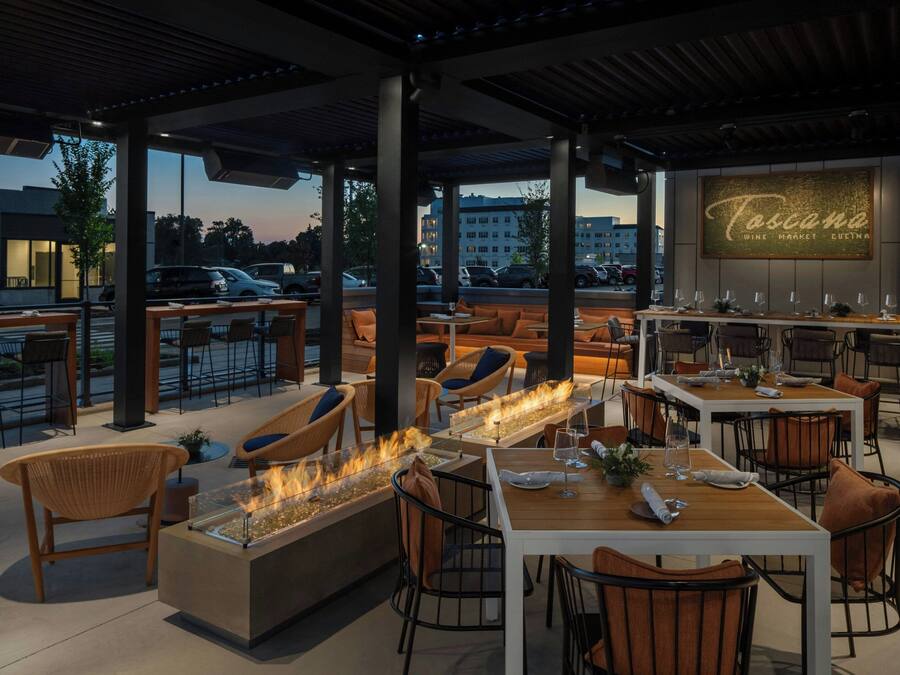 2 restaurants, breakfast, dinner served; American cuisine