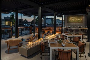 2 restauranter: frokost og middag serveres