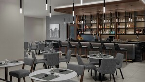 2 restauranter: frokost og middag serveres