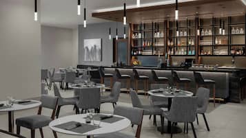 2 restaurants; breakfast and dinner served