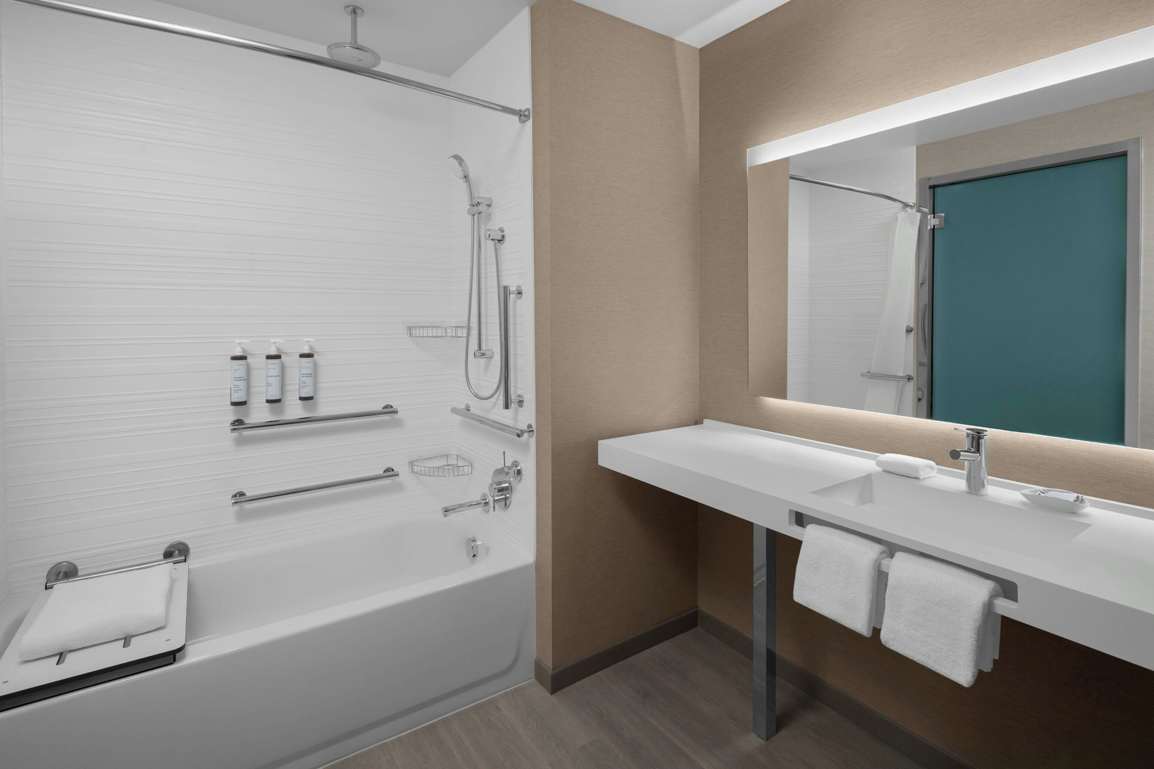 Une salle de bain moderne avec une baignoire, une douche et un lavabo.