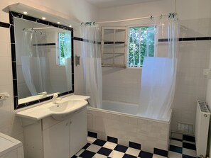 Dusche, Haartrockner, Handtücher, Toilettenpapier