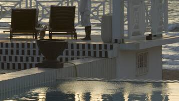 4 albercas techadas y alberca al aire libre