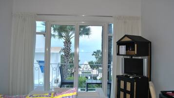 Habitación junior | Minibar, caja fuerte, decoración individual y escritorio