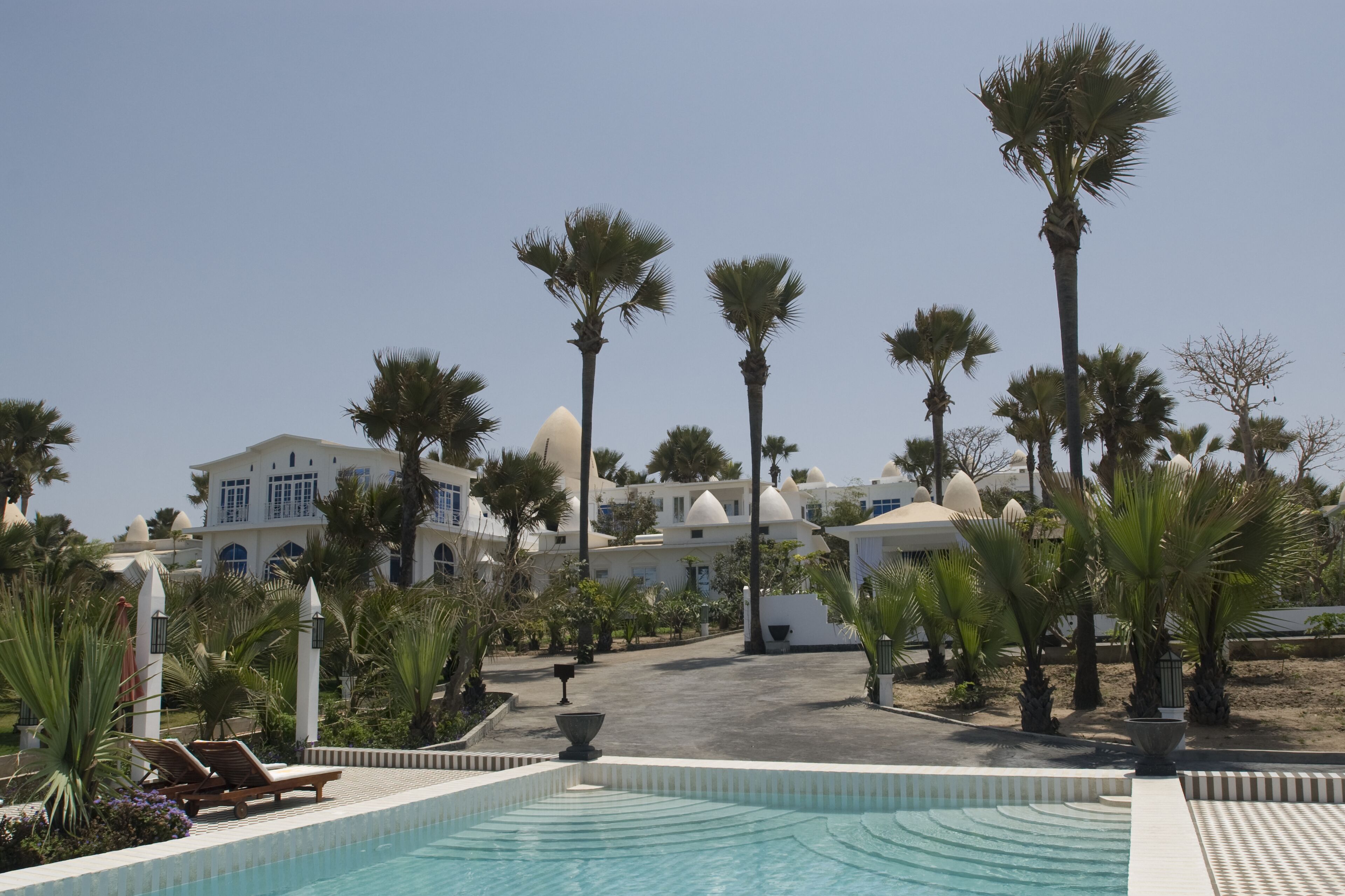 4 piscinas techadas, una piscina al aire libre