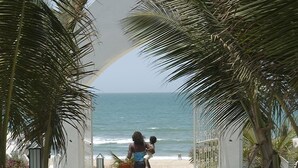 Un sendero que lleva a una playa con vista despejada al océano.