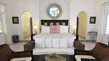 Club Villa | Minibar, in-room safe, individually decorated, desk