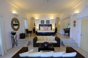 ميني بار وخزنة داخل الغرفة وبديكورات فريدة لكل غرفة ومكتب