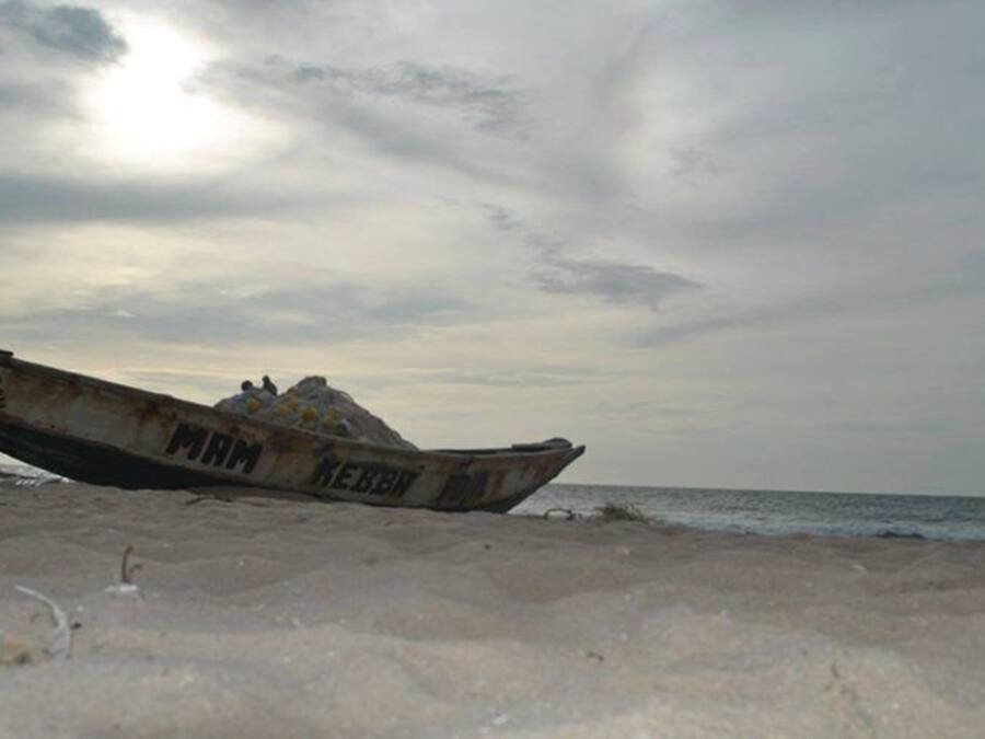 Un avión militar sobre una playa arenosa, con el texto “MAR” y “REB” visible en su costado.