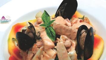 Un plato de mariscos con mejillones y camarones.