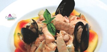 Un plato de mariscos con mejillones y camarones.