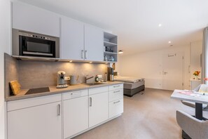 Fridge, microwave, stovetop, dishwasher
