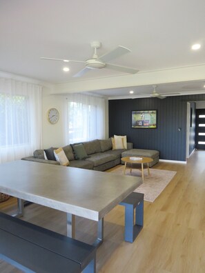 Smart TV - Moffat Family Beach House with pool and sauna (Moffat Beach)