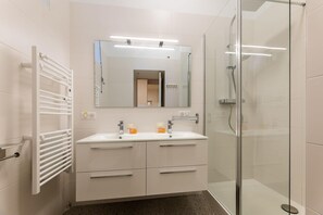 Een douche, handdoeken