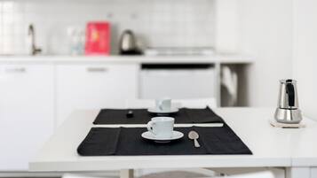 Frigorifero, bollitore elettrico, pentole/stoviglie/utensili