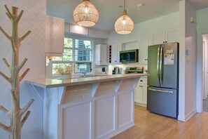 Jääkaappi, mikroaaltouuni, uuni, liesi